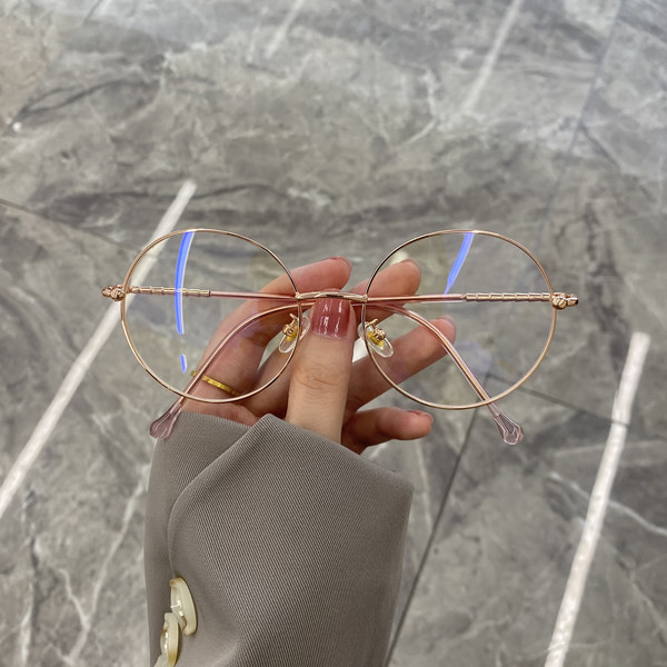 Naiste ümarad läbipaistva raamiga prillid