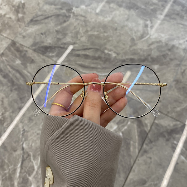 Naiste ümarad läbipaistva raamiga prillid