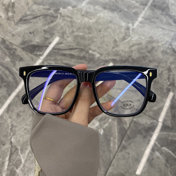 Plastikust värvilise raamiga naiste prillid