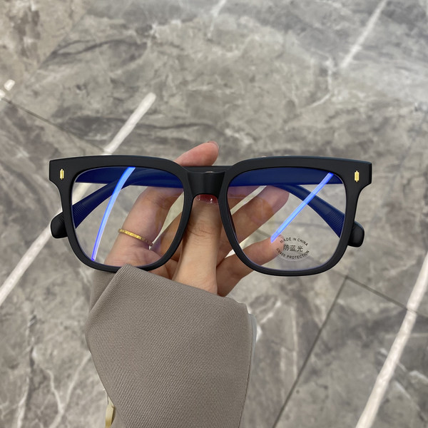 Plastikust värvilise raamiga naiste prillid