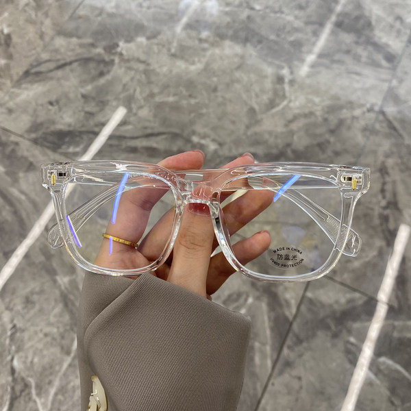 Plastikust värvilise raamiga naiste prillid