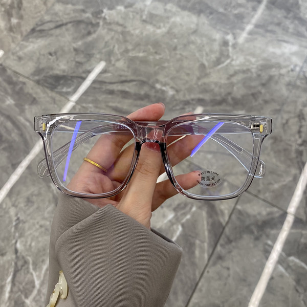 Plastikust värvilise raamiga naiste prillid