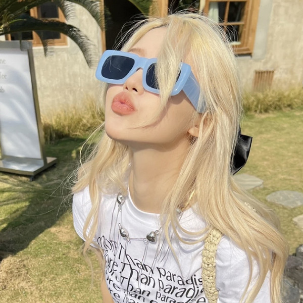 Mitmes värvitoonis laia raamiga naiste kandilised prillid