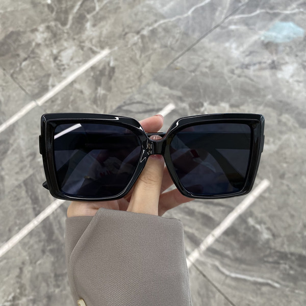 Ruudukujulised vabaaja naiste päikeseprillid