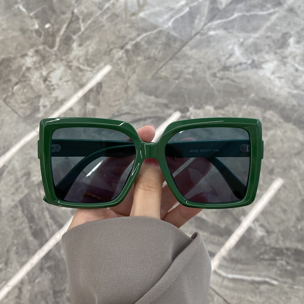 Ruudukujulised vabaaja naiste päikeseprillid