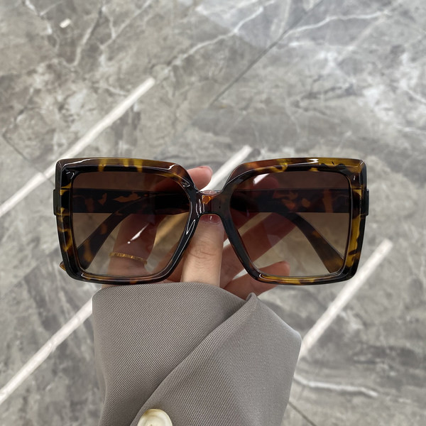 Ruudukujulised vabaaja naiste päikeseprillid