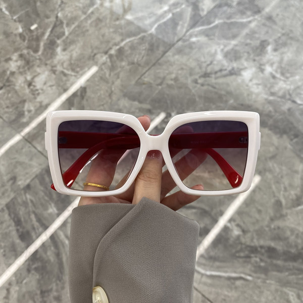 Ruudukujulised vabaaja naiste päikeseprillid