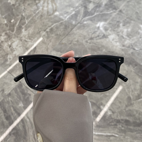 UV-kaitsega ja värviliste raamidega naiste prillid