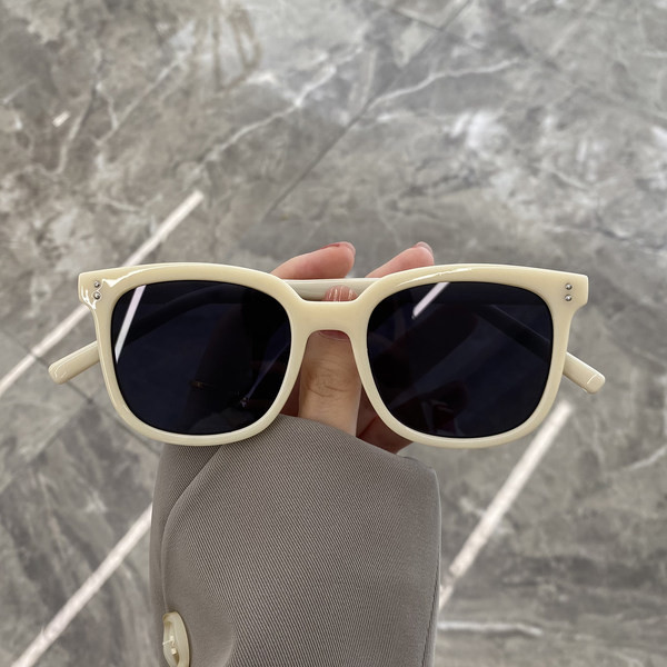 UV-kaitsega ja värviliste raamidega naiste prillid