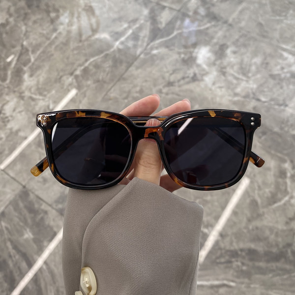 UV-kaitsega ja värviliste raamidega naiste prillid