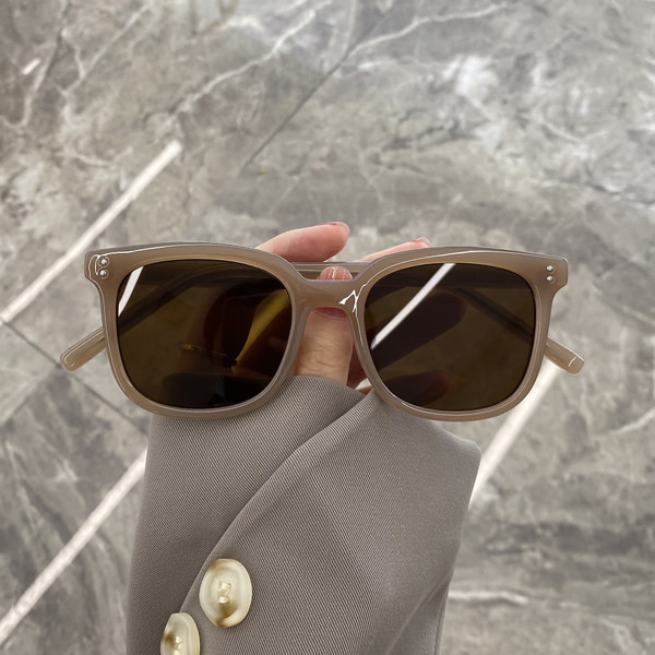 UV-kaitsega ja värviliste raamidega naiste prillid