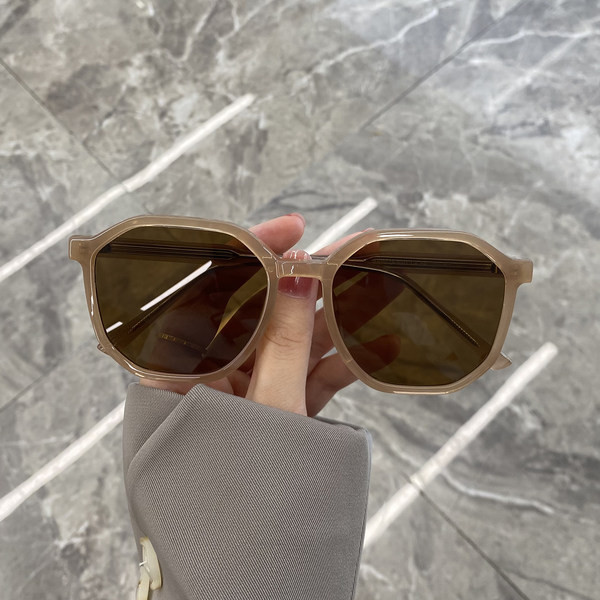 Moodsate õhukese raamiga naiste prillide uus mudel