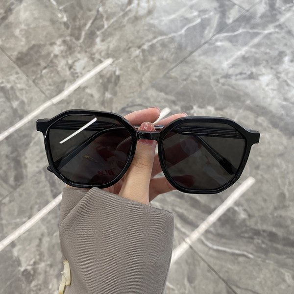 Moodsate õhukese raamiga naiste prillide uus mudel