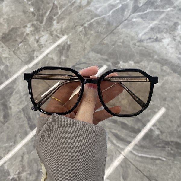 Moodsate õhukese raamiga naiste prillide uus mudel