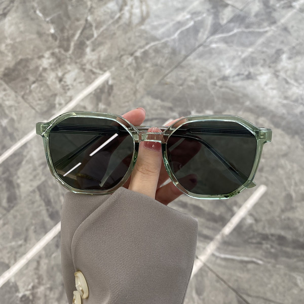 Moodsate õhukese raamiga naiste prillide uus mudel