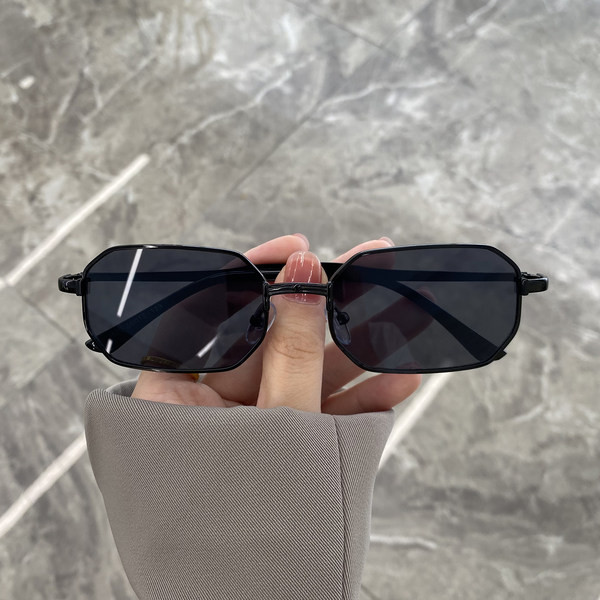 Mitmes värvitoonis retroprillid naistele