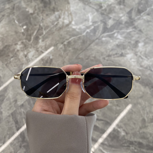 Mitmes värvitoonis retroprillid naistele