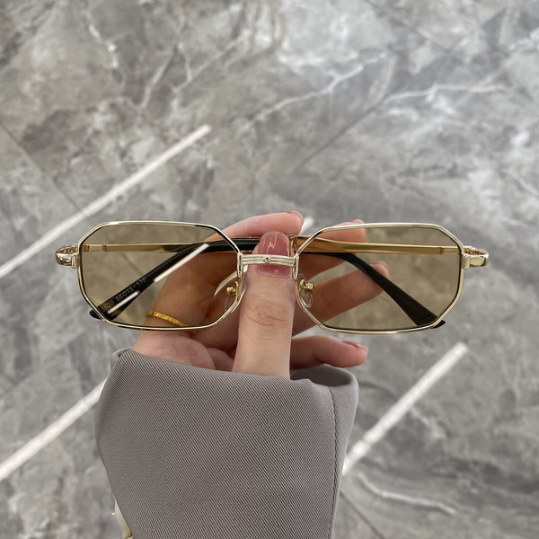 Mitmes värvitoonis retroprillid naistele