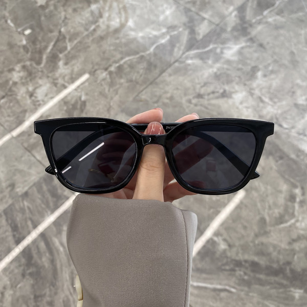 Naiste kaasaegsed värviliste raamidega ja UV-kaitsega prillid