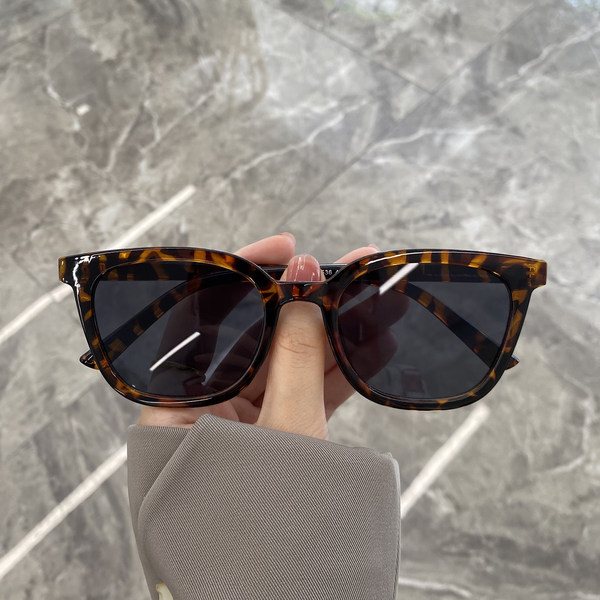 Naiste kaasaegsed värviliste raamidega ja UV-kaitsega prillid