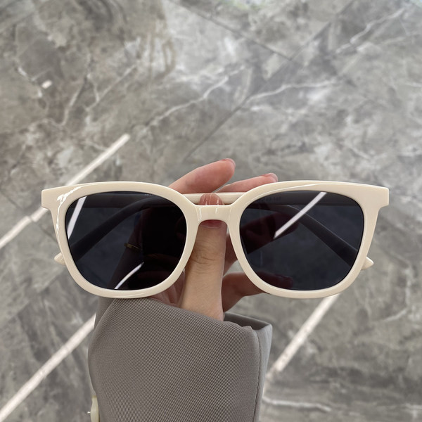 Naiste kaasaegsed värviliste raamidega ja UV-kaitsega prillid