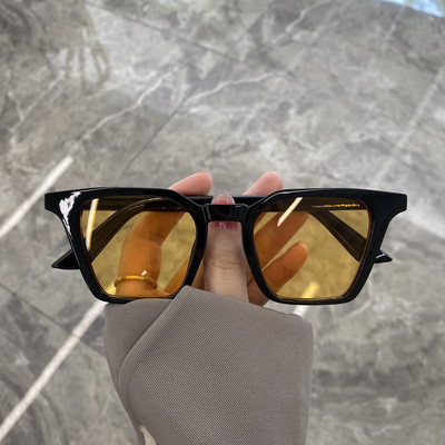 Igapäevaseks kasutamiseks sobivad värviliste klaasidega naiste kandilised prillid