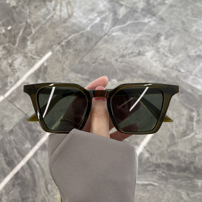 Igapäevaseks kasutamiseks sobivad värviliste klaasidega naiste kandilised prillid