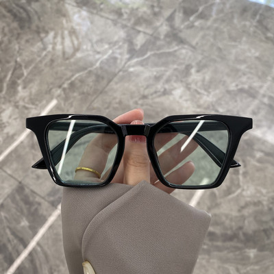 Igapäevaseks kasutamiseks sobivad värviliste klaasidega naiste kandilised prillid