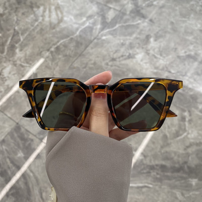 Igapäevaseks kasutamiseks sobivad värviliste klaasidega naiste kandilised prillid