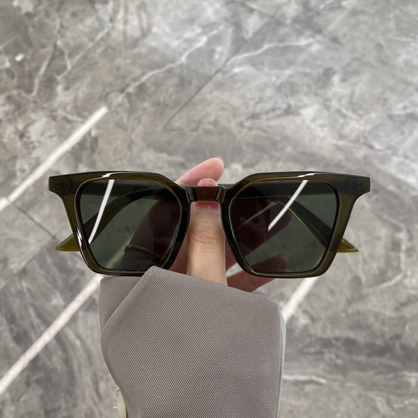 Igapäevaseks kasutamiseks sobivad värviliste klaasidega naiste kandilised prillid