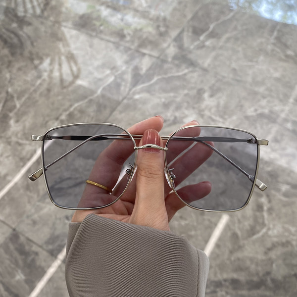 Naiste kandilised prillid mitmes värvitoonis - retro stiilis