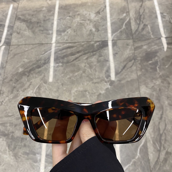 Naiste päikeseprillid – mitmes värvitoonis