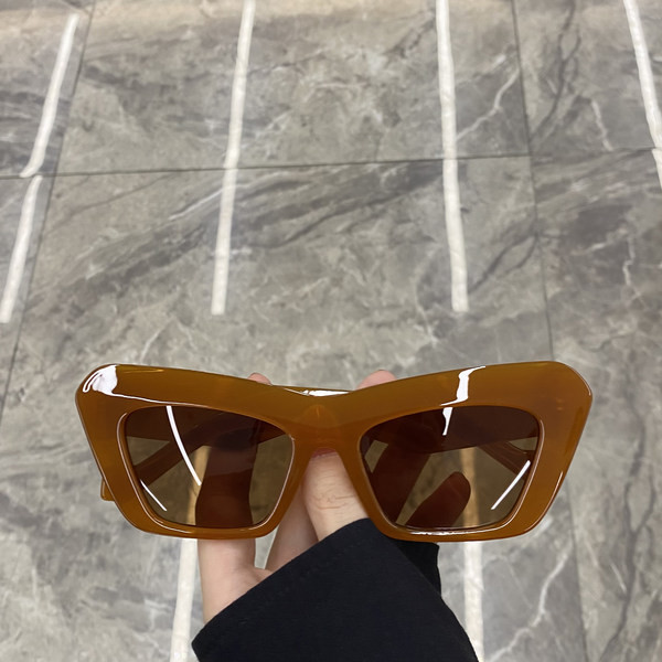 Naiste päikeseprillid – mitmes värvitoonis