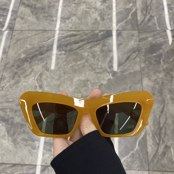 Naiste päikeseprillid – mitmes värvitoonis