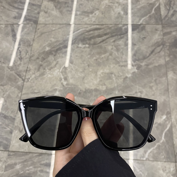 Naiste kaasaegsed värviliste raamidega päikeseprillid