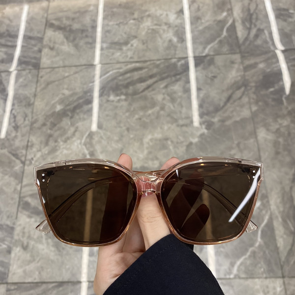 Naiste kaasaegsed värviliste raamidega päikeseprillid