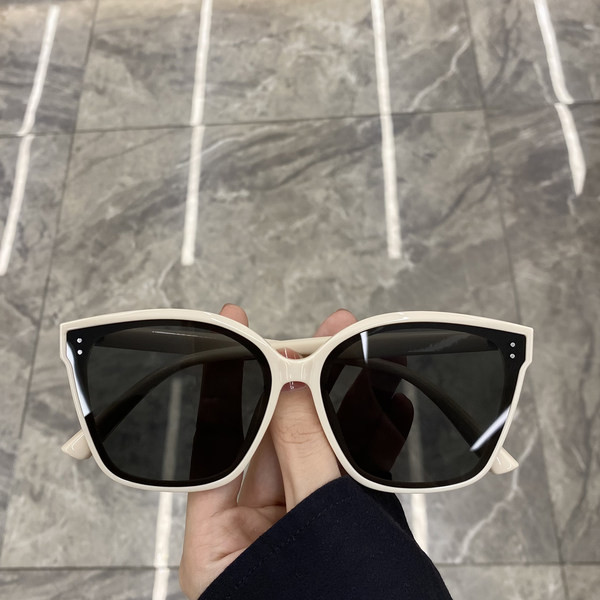 Naiste kaasaegsed värviliste raamidega päikeseprillid