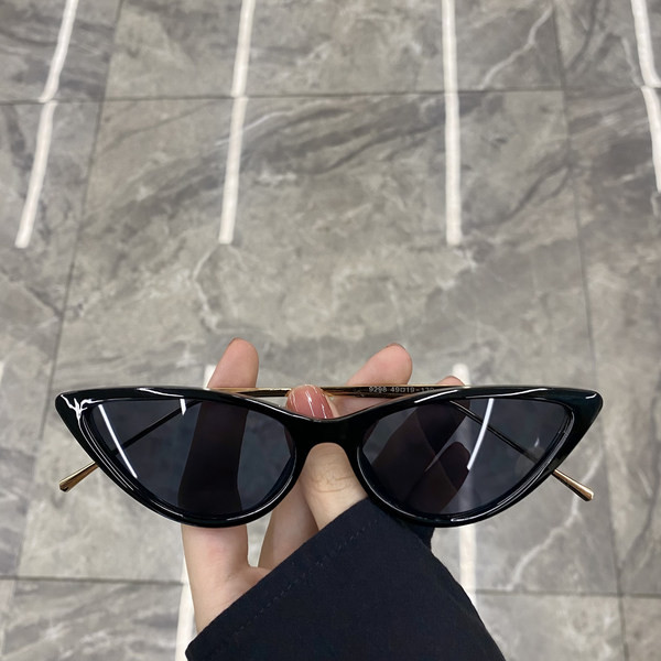 Μοντέρνα γυαλιά ηλίου με μη τυποποιημένο σχήμα