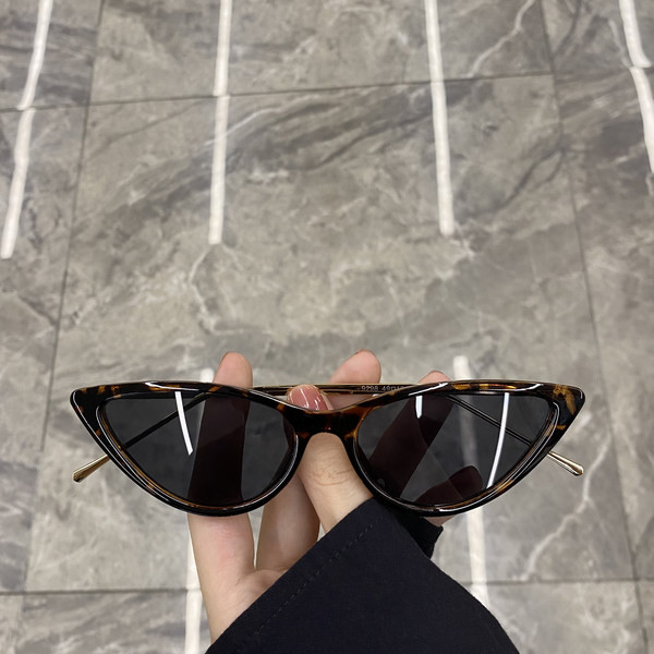 Μοντέρνα γυαλιά ηλίου με μη τυποποιημένο σχήμα