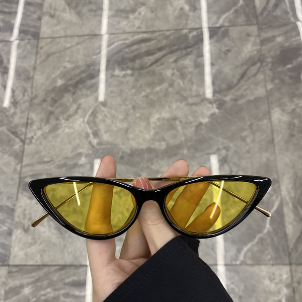 Μοντέρνα γυαλιά ηλίου με μη τυποποιημένο σχήμα