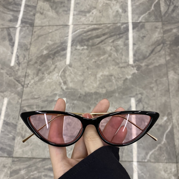 Μοντέρνα γυαλιά ηλίου με μη τυποποιημένο σχήμα