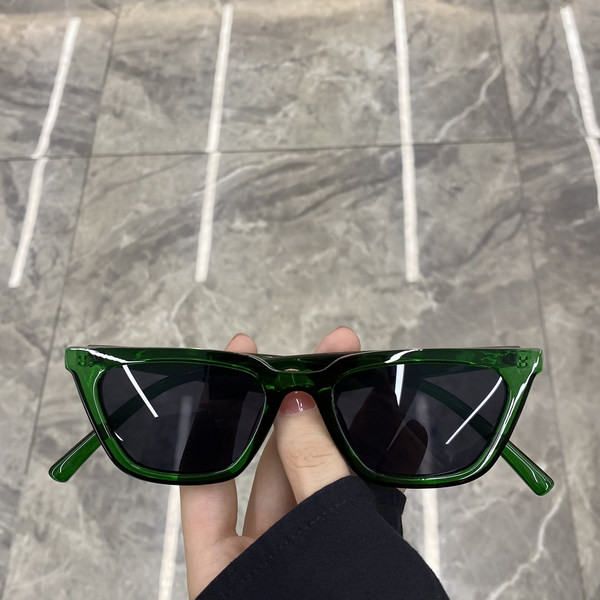 Retro naiste prillid mitmes värvitoonis