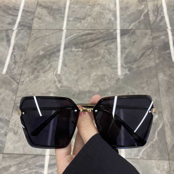Moderne sunčane naočale četvrtastog oblika