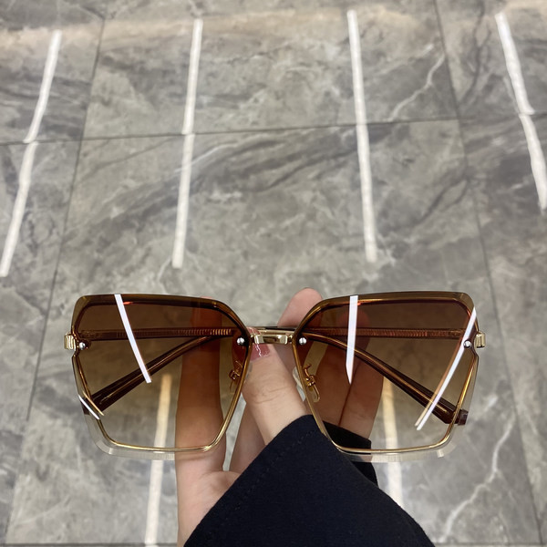 Moderne sunčane naočale četvrtastog oblika
