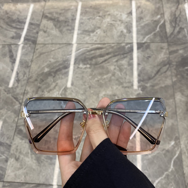 Moderne sunčane naočale četvrtastog oblika
