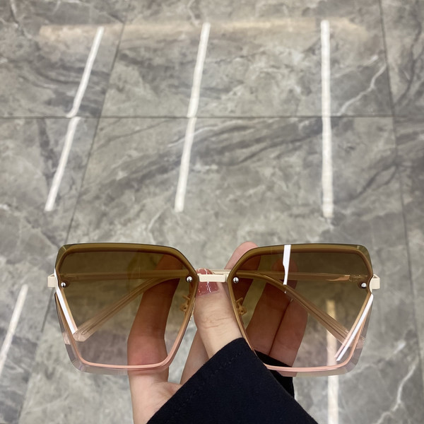 Moderne sunčane naočale četvrtastog oblika