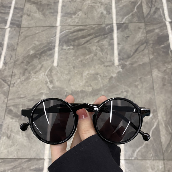 Mitmes värvitoonis ümarad prillid naistele