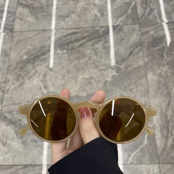 Mitmes värvitoonis ümarad prillid naistele