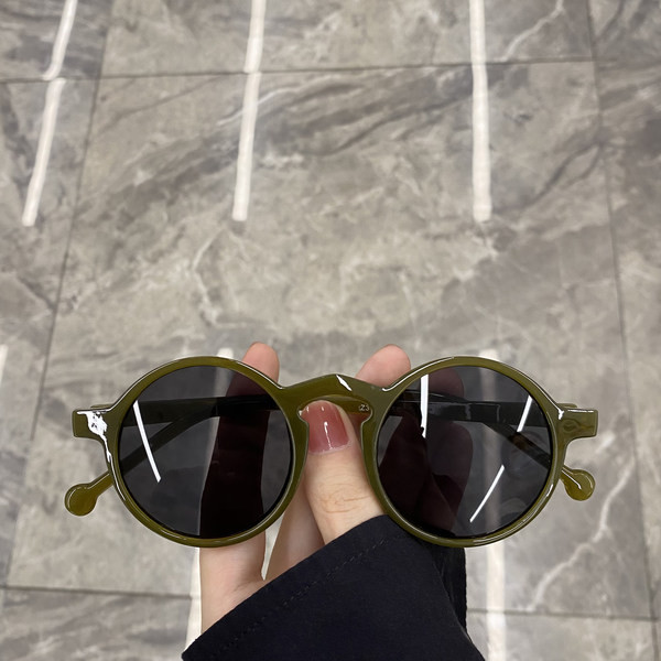 Mitmes värvitoonis ümarad prillid naistele