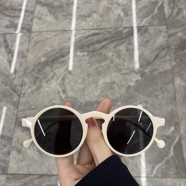 Mitmes värvitoonis ümarad prillid naistele